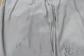 新买的知名品牌裤子暗藏“脏话”？女子：伤害性不大，侮辱性极强图片