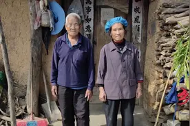 农村7旬老人没有子女养老，住黄泥做的土房30多年，下雨就会漏！视频封面