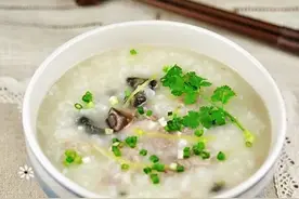 教你“皮蛋瘦肉粥”的做法，滑嫩Q弹真好吃，一分钟学会图片