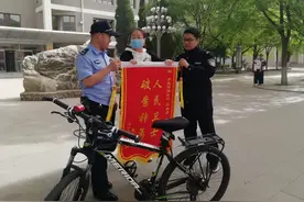 堪比侦探片！包头一学校门口，偷车贼作案被监控拍下，老师秀了一波“神操作”......图片
