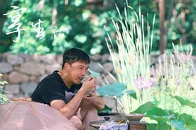 爸爸去哪儿最强老爸！多多不愿戴麦闹情绪，黄磊一言未发轻松解决图片