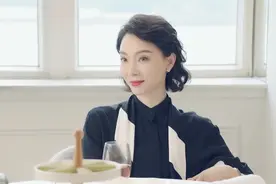 一看就很有气质的女人，穿衣喜欢简约有质感，看董卿、袁泉就知道图片