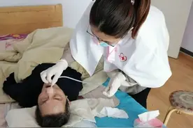 市民鼻饲胃管脱落，志愿者登门为其解忧图片