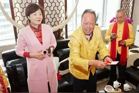 深圳最低调富豪：儿子结婚宴请500村民，给每人倒贴1千元红包图片