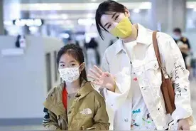 黄奕携女走机场，她打扮精致容光焕发，8岁女儿穿着随意显成熟图片
