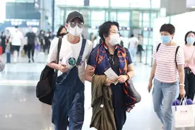 文章罕见带妈妈走机场，丝巾黑裙好富态，文章穿得像女生紧搂妈妈图片
