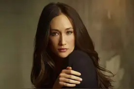 混血女神MaggieQ难得露面，穿碎花裙身材如少女，脸却老得很真实图片