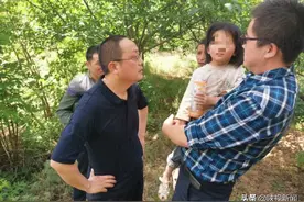 渭南华阴一3岁女童玩耍时顺着小路越走越远，天黑后在村外一沟底迷了路，女孩找不见后大家都跑来帮忙寻找图片