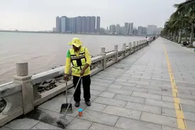 女子酒后跳海轻生，环卫大叔一把拉住却被骂“多管闲事”……图片