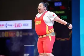 300斤的中国举重姑娘，担心奥运纸板床，为什么说她几乎没有敌手图片