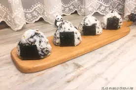 米饭做出花样来，这样做可爱又好吃海苔金枪鱼饭团图片