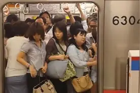日本的地铁有多挤？生无可恋，日本女性称坐地铁就像经历噩梦!图片