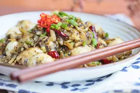 炒菜太咸怎么办？加糖加醋加味精？都不对，简单一招比放水还简单图片