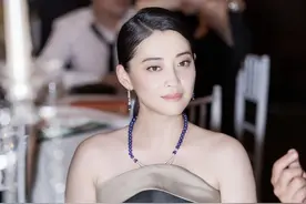 “梅婷”气质开挂了，穿抹胸连衣裙配低盘发，高贵优雅又显气场图片