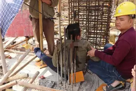 三天两起！工人作业时不慎被钢筋刺穿....图片
