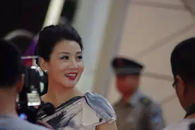 韩再芬老了不扮俏，梳“太太头”配中国风长裙，打扮素淡但很大气图片
