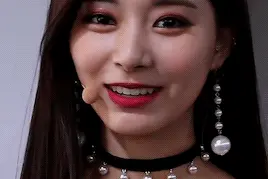为中国疫情捐30万 ，TWICE周子瑜图片