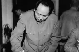 他比毛泽东小一岁，两人因理念相左而分道扬镳，在乌拉圭黯然离世图片