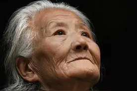 93岁的老母亲望着床上70岁生病的女儿：弄点糖水喝喝图片