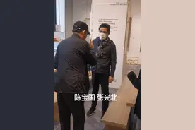 老戏骨陈宝国张光北同框！64岁陈宝国身姿挺拔，被赞像梁朝伟图片