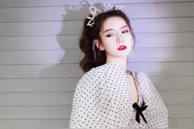 戚薇扎蝴蝶结少女感十足 穿泡泡袖连衣裙婉若公主图片