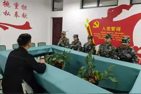 2个兵哥哥，1个女士官，被子叠成豆腐块，地板可照镜子……“肉包”还真能变成豆腐块？图片