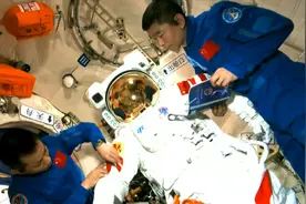 航天员在太空生活3个月，如何洗澡、理发呢？回来身上会不会臭？图片