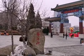 丹东锦江山公园闹中取静，登上山顶的锦江亭，可俯瞰丹东市区全景图片