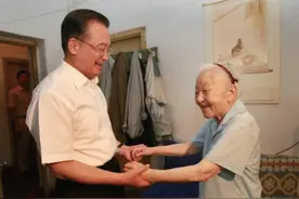 何泽慧：青年学霸，25字情书嫁给钱三强，90岁晚年挤公交上班图片