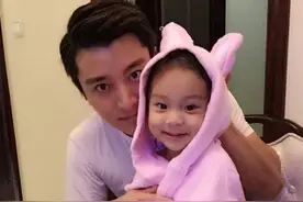 李小璐给甜馨改姓，贾乃亮丝毫不理会，网友：假装坚强还是不在意图片