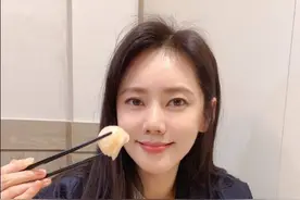 秋瓷炫素颜和老公吃美食，四十一岁皮肤状态似少女，这颜值真高图片
