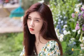 宋妍霏时尚感比演技强，穿碎花裙出镜美成邻家妹妹，发量让人羡慕图片