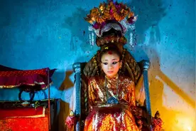 尼泊尔“活女神”双脚不能沾地，初潮就退位，无人敢娶图片