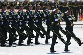 各国军人比拼踢正步：印度最滑稽，也门最欢脱，中国请回到裁判席图片