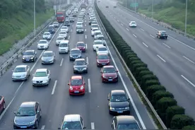 高速错过路口司机下车移走路锥开道，网友：真豪横图片