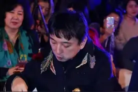 王思聪穿衣“网红化”，粉色毛衣配破洞牛仔裤，一双长腿又细又直图片