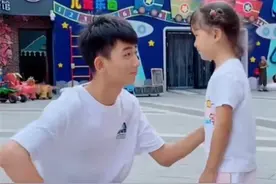 兄妹俩相差20岁，送妹妹上学被误认为是家长，妹妹：这是我亲哥图片