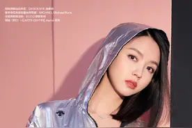 张梓琳 银色运动外套充满现代感，内搭一条蕾丝裙多了几分柔媚图片