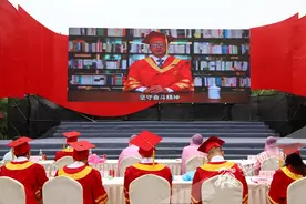毕业典礼校长致辞时 台上空无一人 台下为何掌声雷动？图片