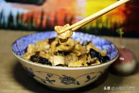 营养和美味都在线的香菇木耳蒸滑鸡！鸡肉又滑又嫩，喷香哟图片