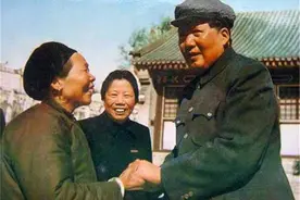 黄继光牺牲后，他的母亲被毛主席三次接见，始终没有掉一滴眼泪图片