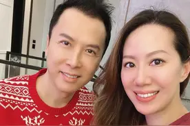 甄子丹大6岁岳母近照曝光，冻龄有术气质好，与俩女儿同框似姐妹图片