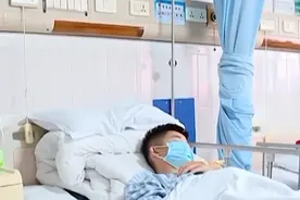 广西一学生嫌同桌体味重，被打致颅内出血，班主任的做法激怒家长图片