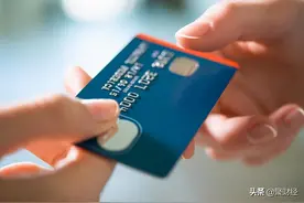 为什么银行的人，天天追你办信用卡？甚至还送礼物？是什么原因图片