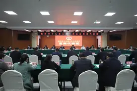 参加临沂市第十九届人民代表大会第六次会议的莒南代表团审议《政府工作报告》图片