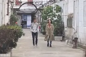 谢霆锋高圆圆罕同框，俩人边走边聊，男方为照顾女神特地放慢脚步图片