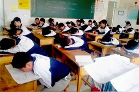 十几名学生中考考场上睡大觉，监考老师心情复杂，你们爸妈知道吗图片