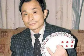 他是亚洲赌王，曾一把赢600万，因出老千暴露，身高从1米7变1米3图片