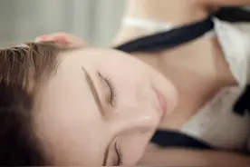 经常熬夜脸色憔悴，皮肤变得像焉掉的黄瓜？都是湿气太重惹的祸图片