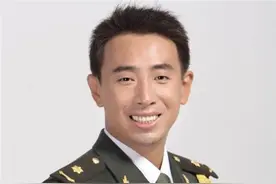 他演过《士兵突击》的老马，其实他是相声演员出身，师父是黄宏图片